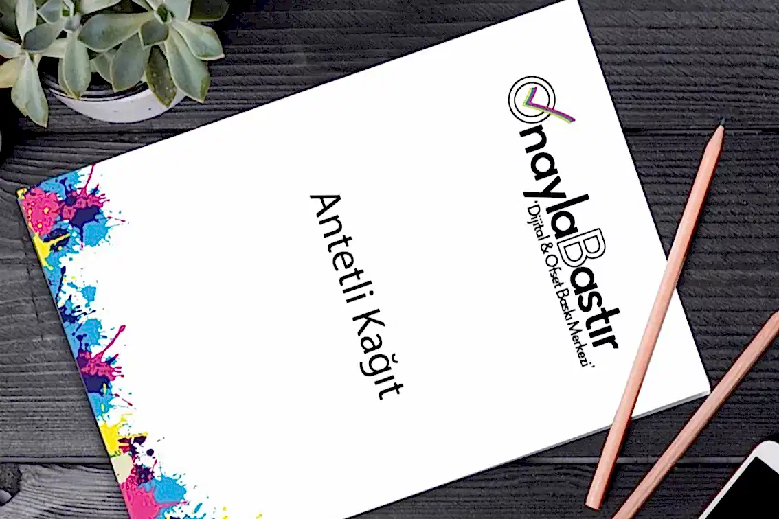 Özel baskılı antetli kağıt, logo ve iletişim bilgilerinizi zarif bir şekilde sunar.