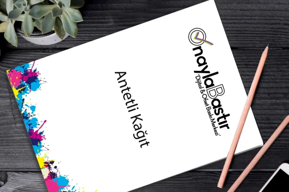 Özel baskılı antetli kağıt, logo ve iletişim bilgilerinizi zarif bir şekilde sunar.
